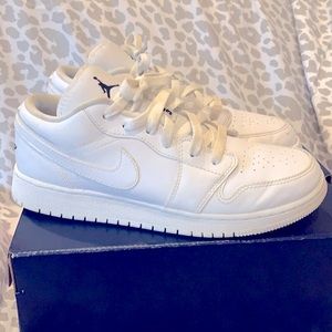 Youth Boys Air Jordans 1 low BG